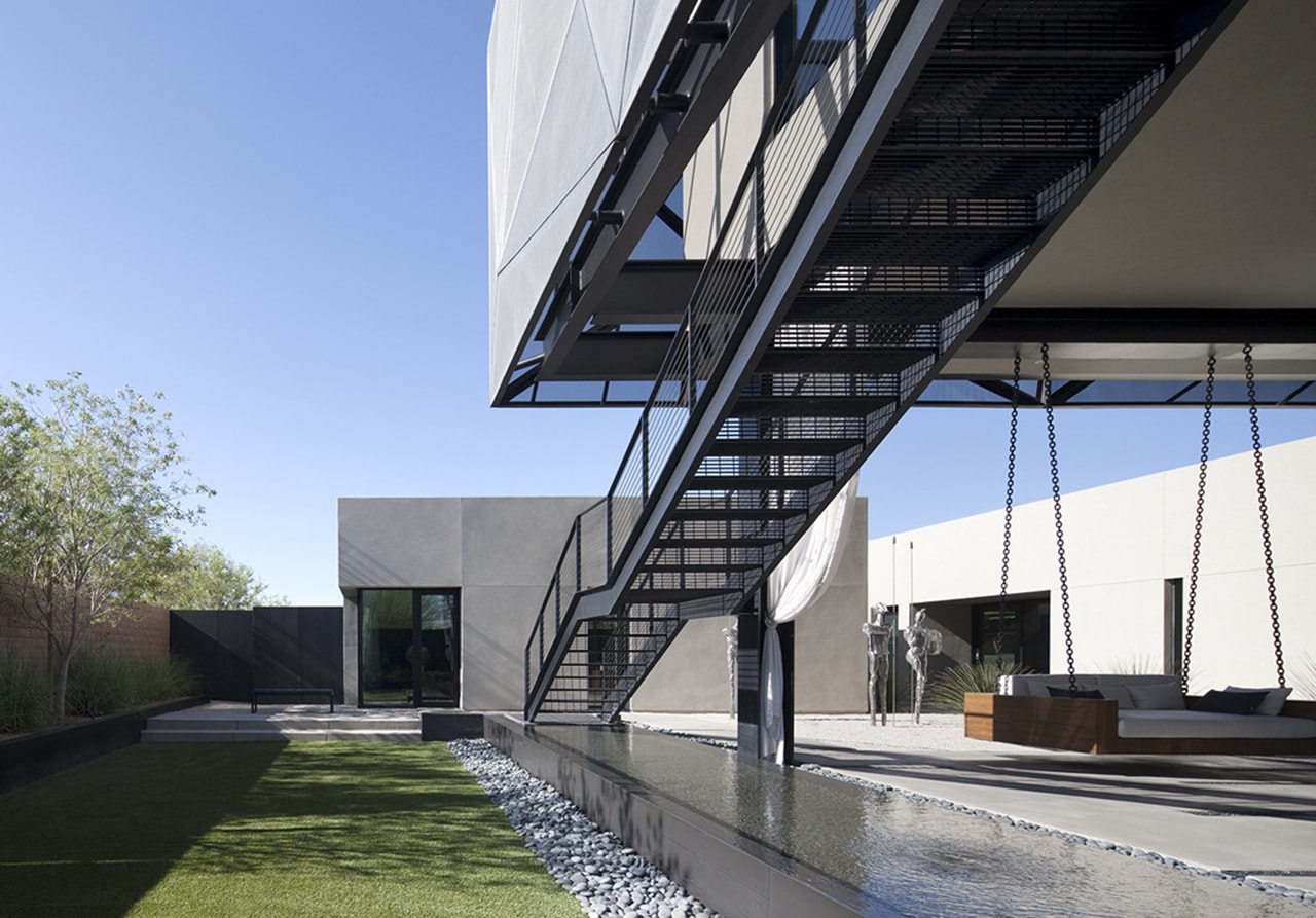 Outdoor area in modern desert house designed by assemblageSTUDIO