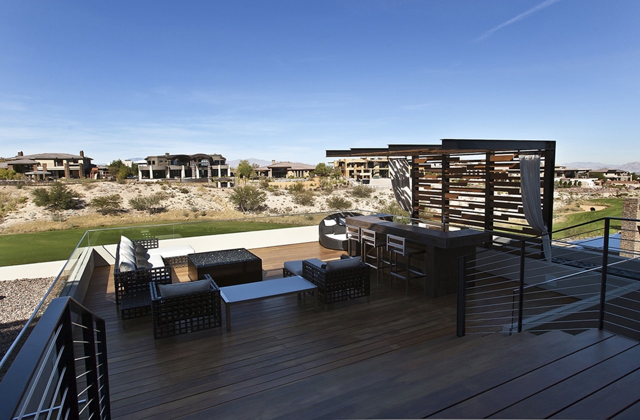 Outdoor terrace in modern desert house designed by assemblageSTUDIO