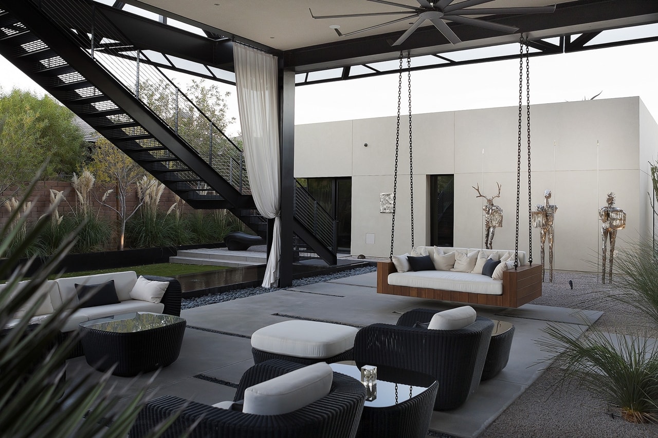 Outdoor living space in modern desert house designed by assemblageSTUDIO