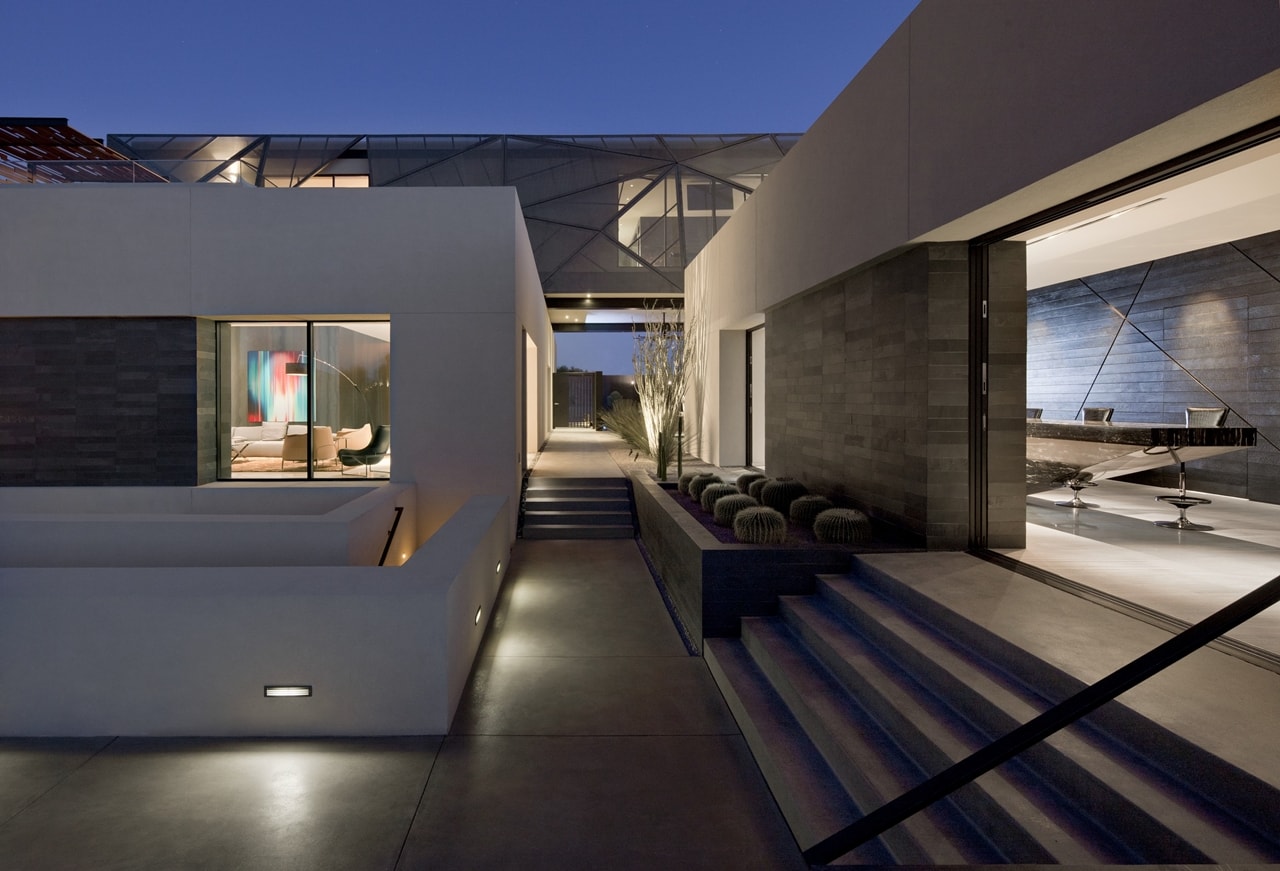 Outdoor space of modern desert house designed by assemblageSTUDIO