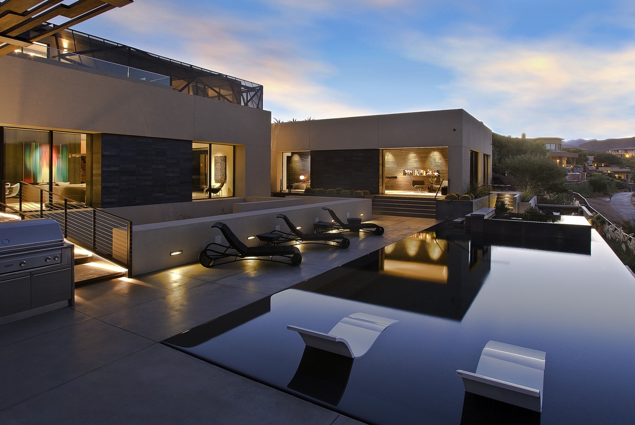 Infinity edge swimming pool in modern desert house designed by assemblageSTUDIO