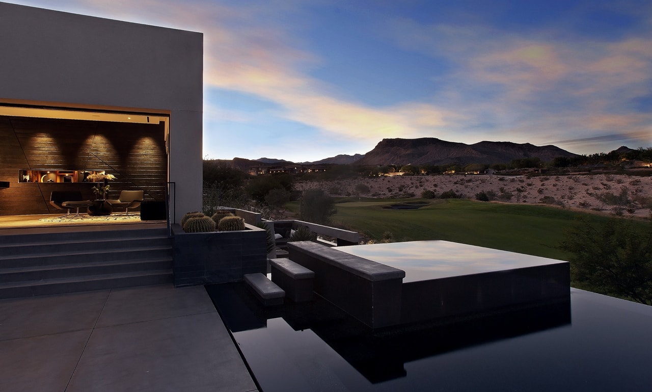 Hot tub and swimming pool in modern desert house designed by assemblageSTUDIO