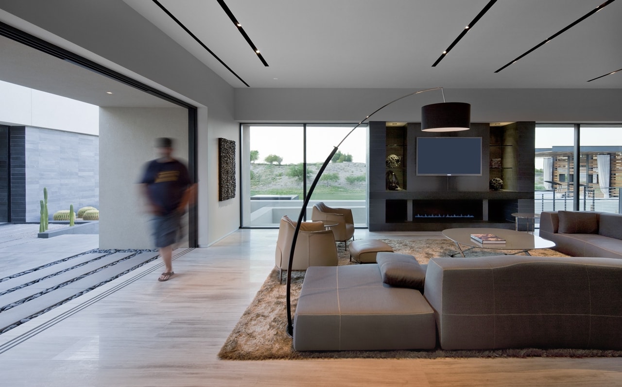 Contemporary living room inmodern desert house designed by assemblageSTUDIO