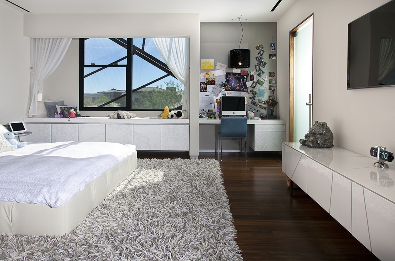 White contemporary bedroom in modern desert house designed by assemblageSTUDIO