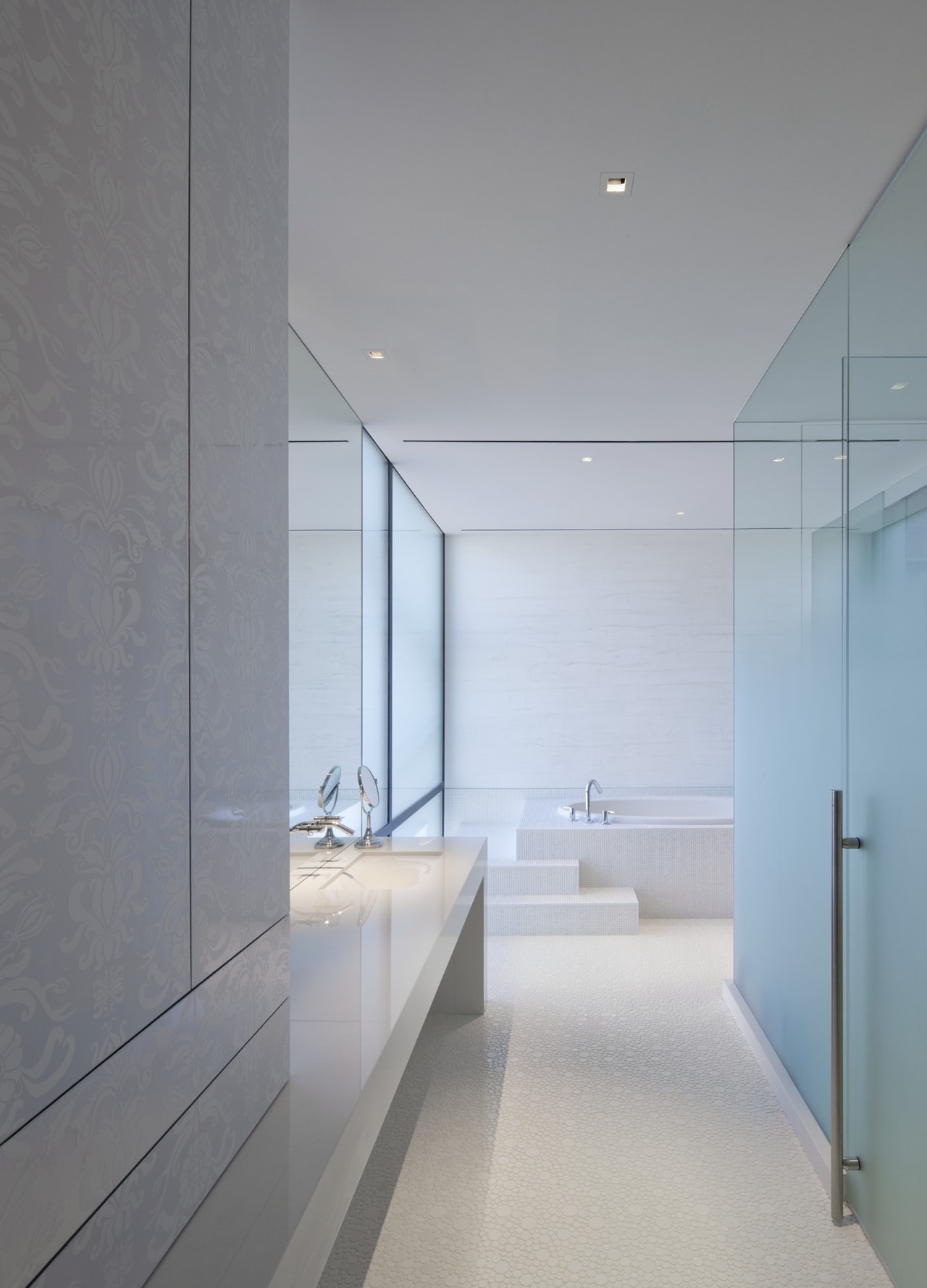 Minimalist white bathroom in modern desert house designed by assemblageSTUDIO
