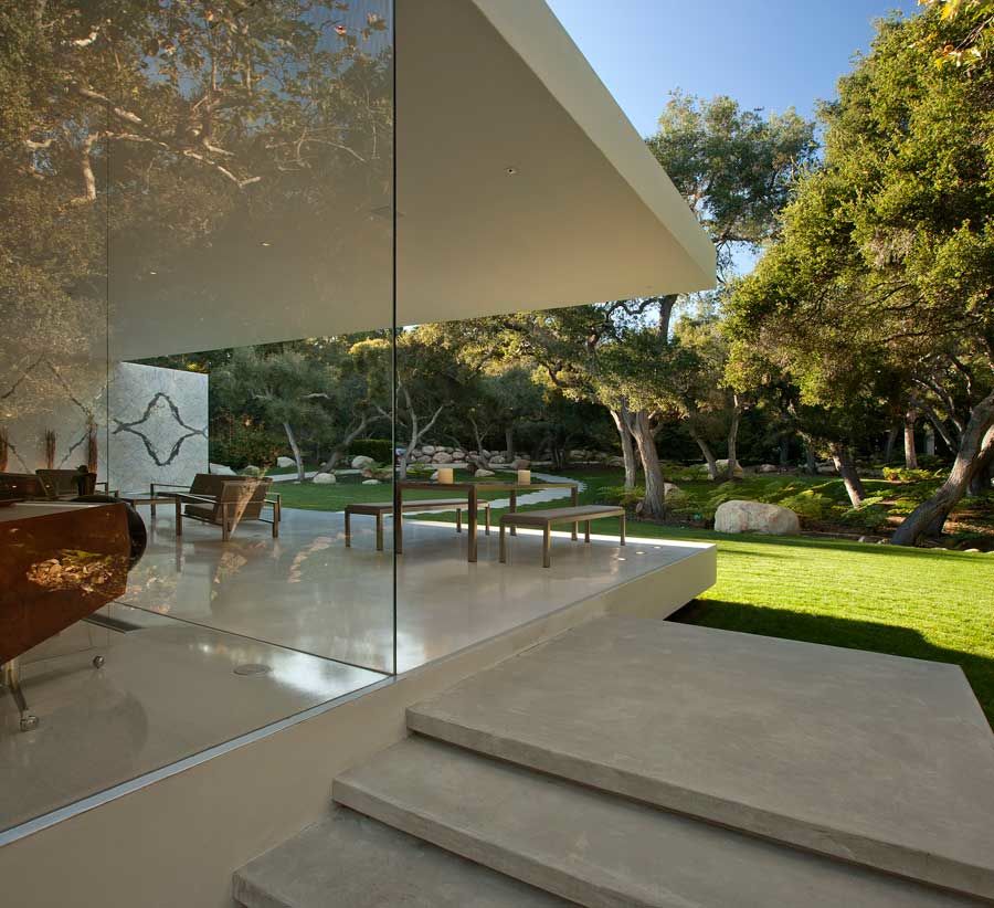 Minimalist facade on the Glass Pavilion House