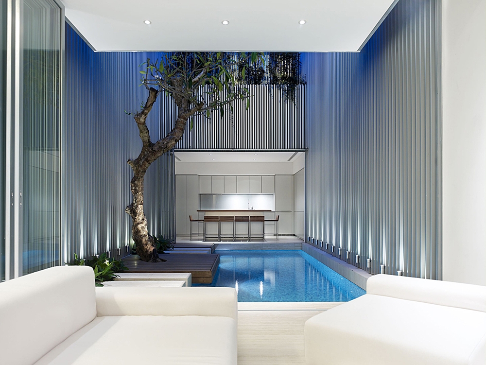 Overlooking the swimming pool 