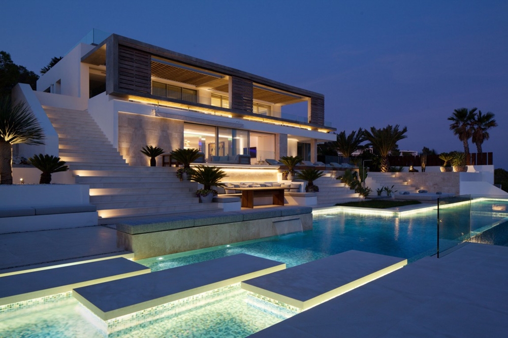 Modern villa Roca Lisa by SAOTA