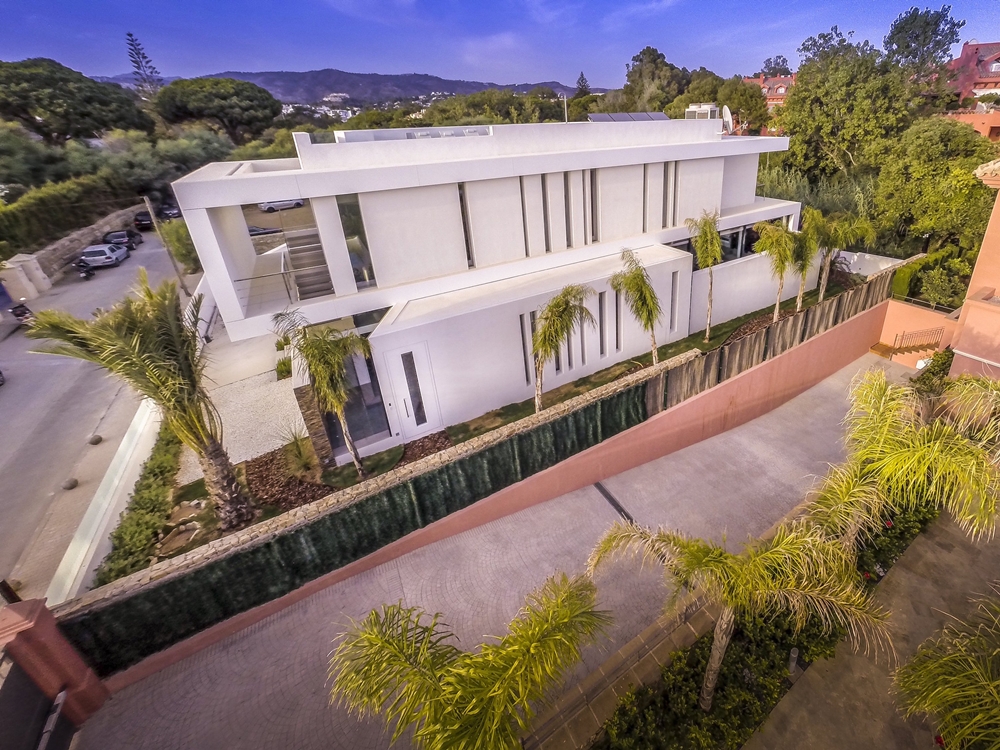 South facade of the Cool Blue Villa by 123DV