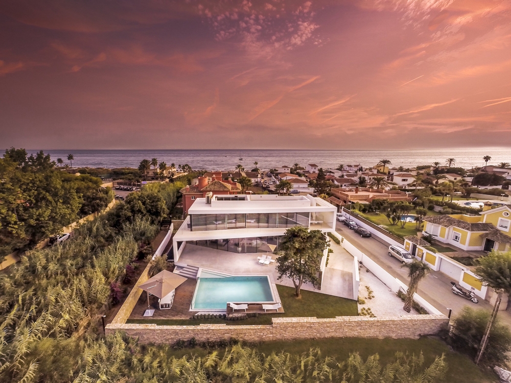 North facade of the Cool Blue Villa by 123DV