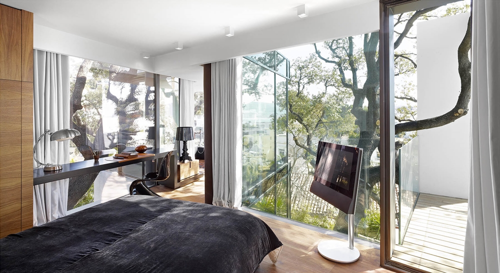 Bedroom glass wall by TOGU architecture