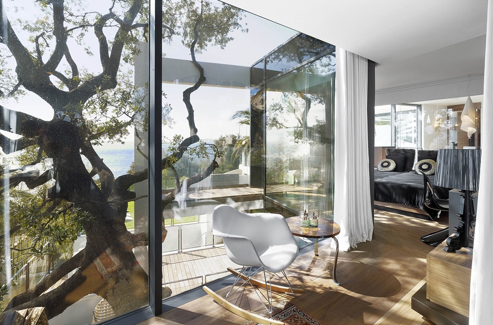 Modern glass facade by TOGU architecture