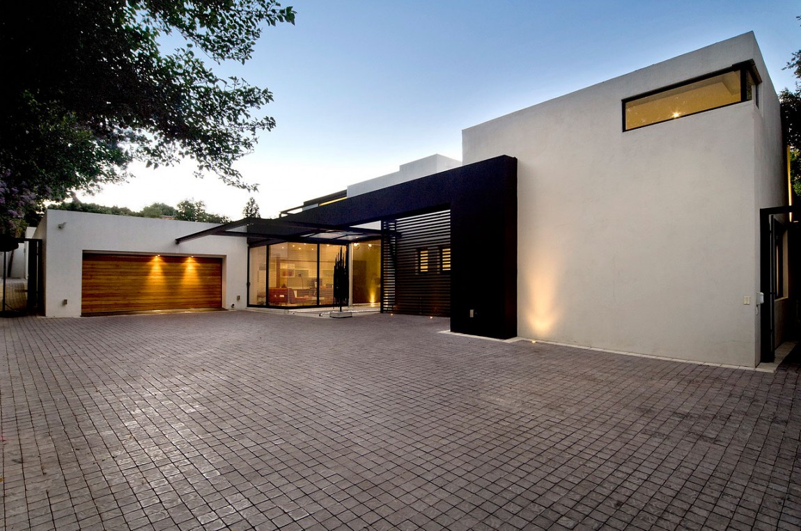 New Mosi residence by Nico van der Meulen Architects