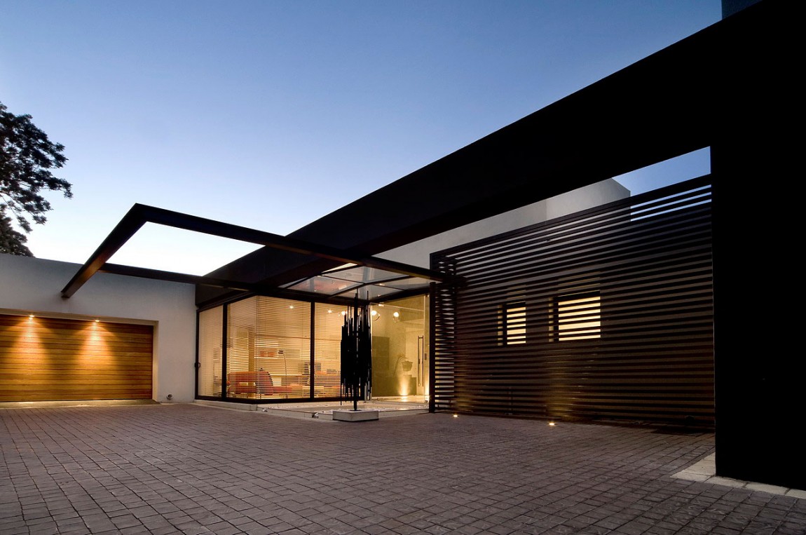Front facade of new Mosi residence by Nico van der Meulen Architects