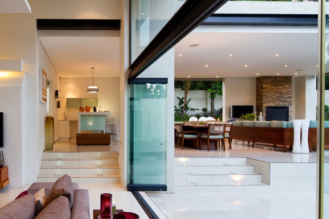 Sliding walls in new Mosi residence by Nico van der Meulen Architects