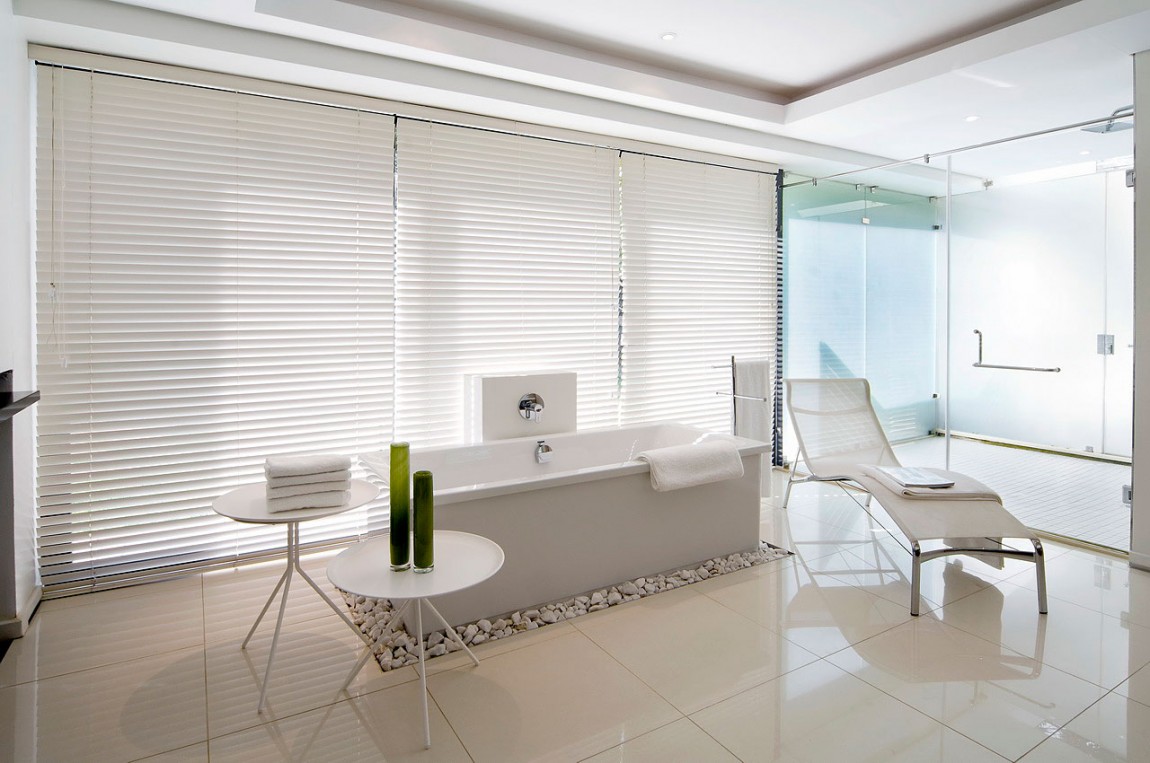 Modern bathroom in new Mosi residence by Nico van der Meulen Architects