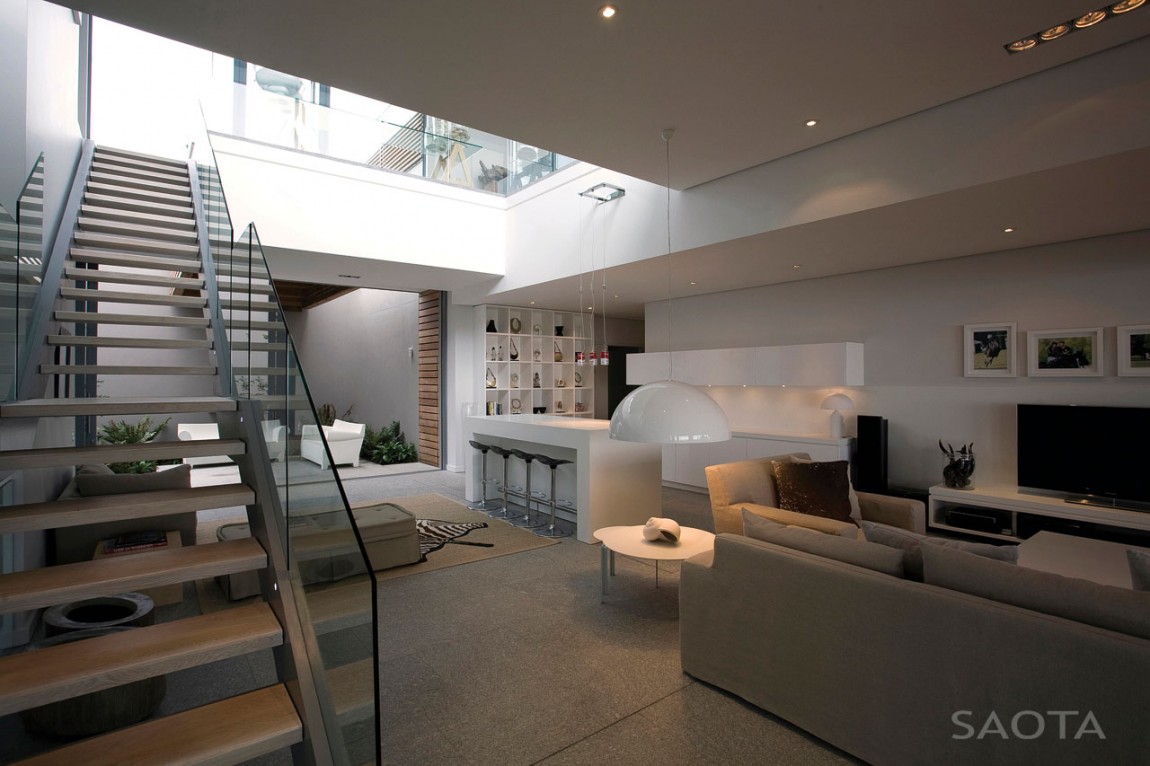 Modern interiors in the Plett residence by SAOTA