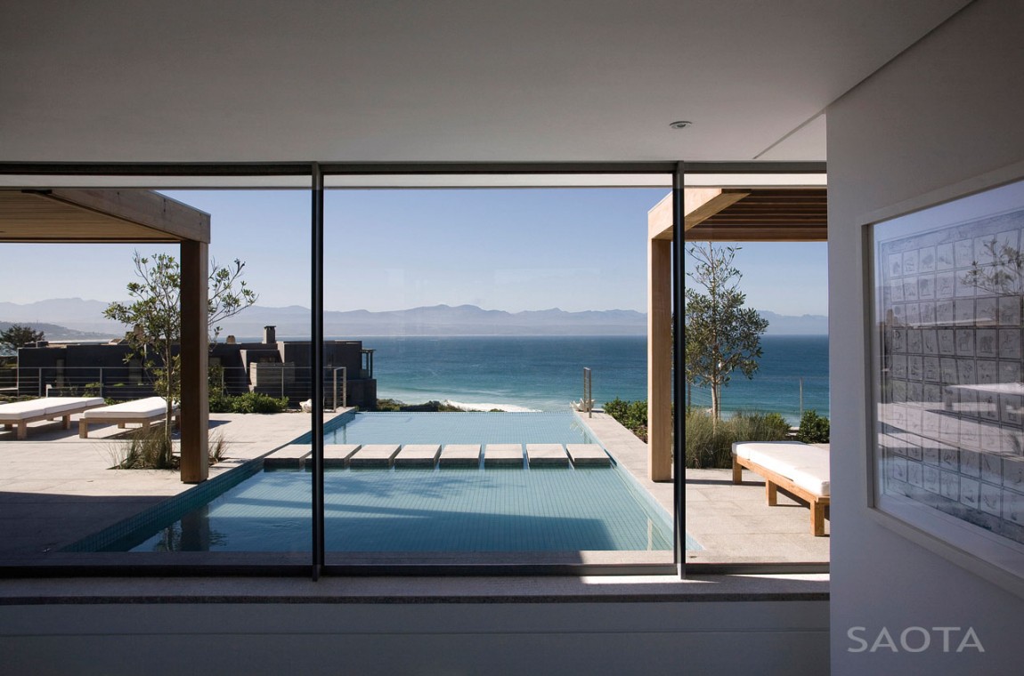 Glass wall and swimming pool inside the Plett residence by SAOTA