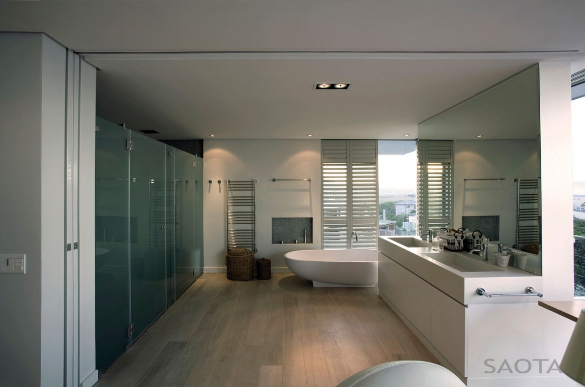 Modern bathroom in Plett residence by SAOTA