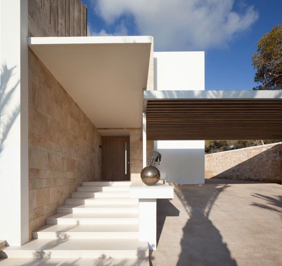 Entrance of modern villa Roca by SAOTA