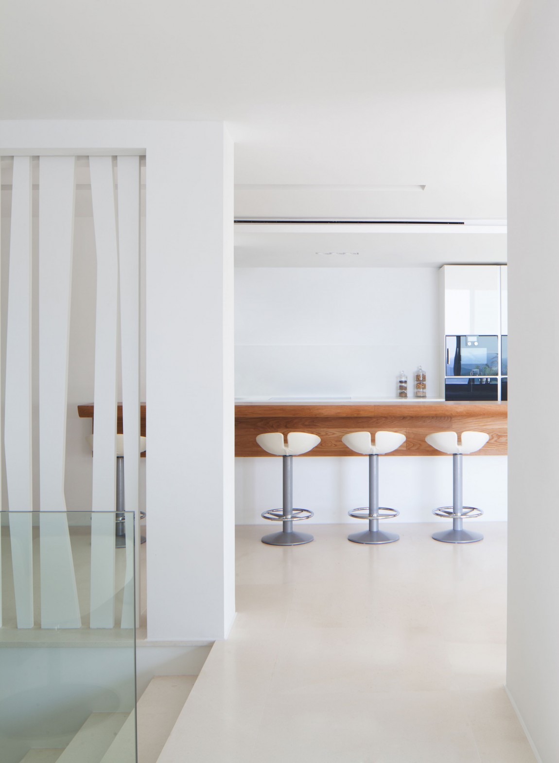 Modern white interior design in modern villa Roca by SAOTA