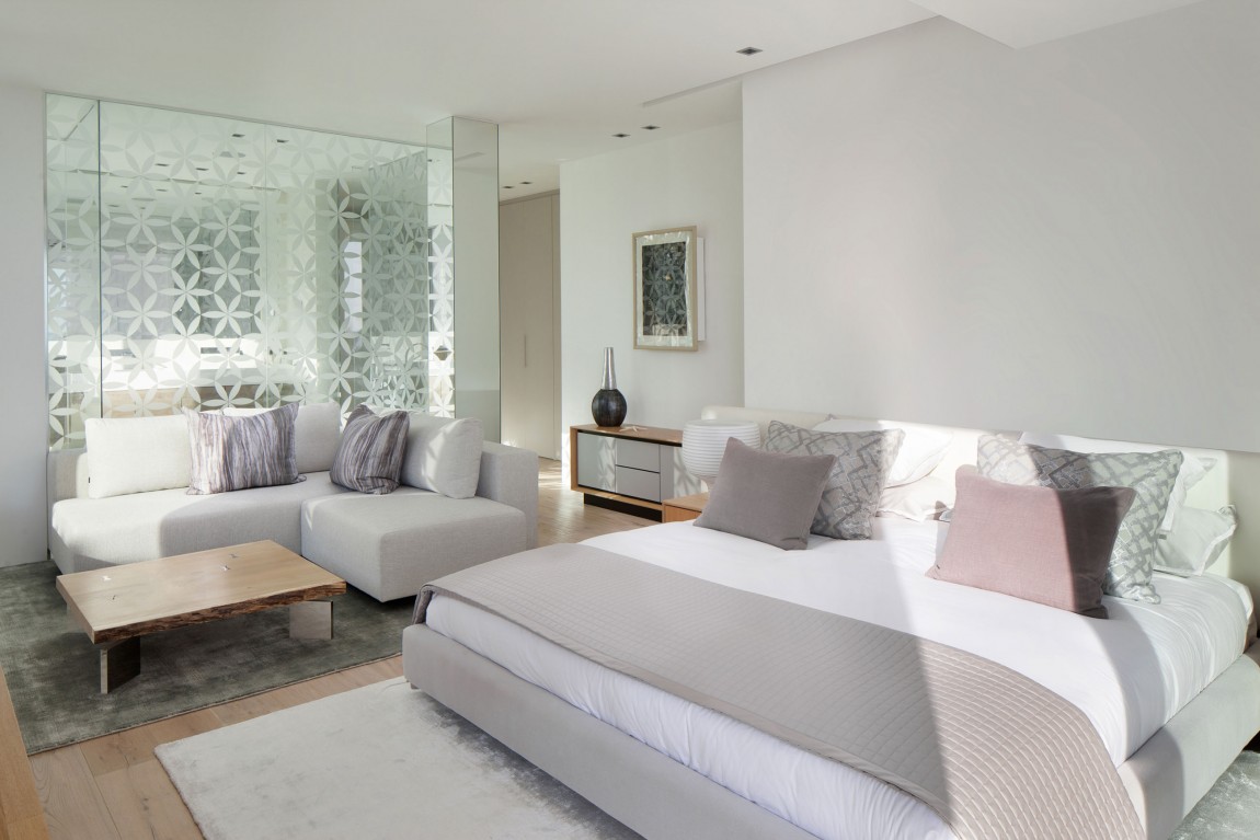 Modern bedroom in modern villa Roca by SAOTA
