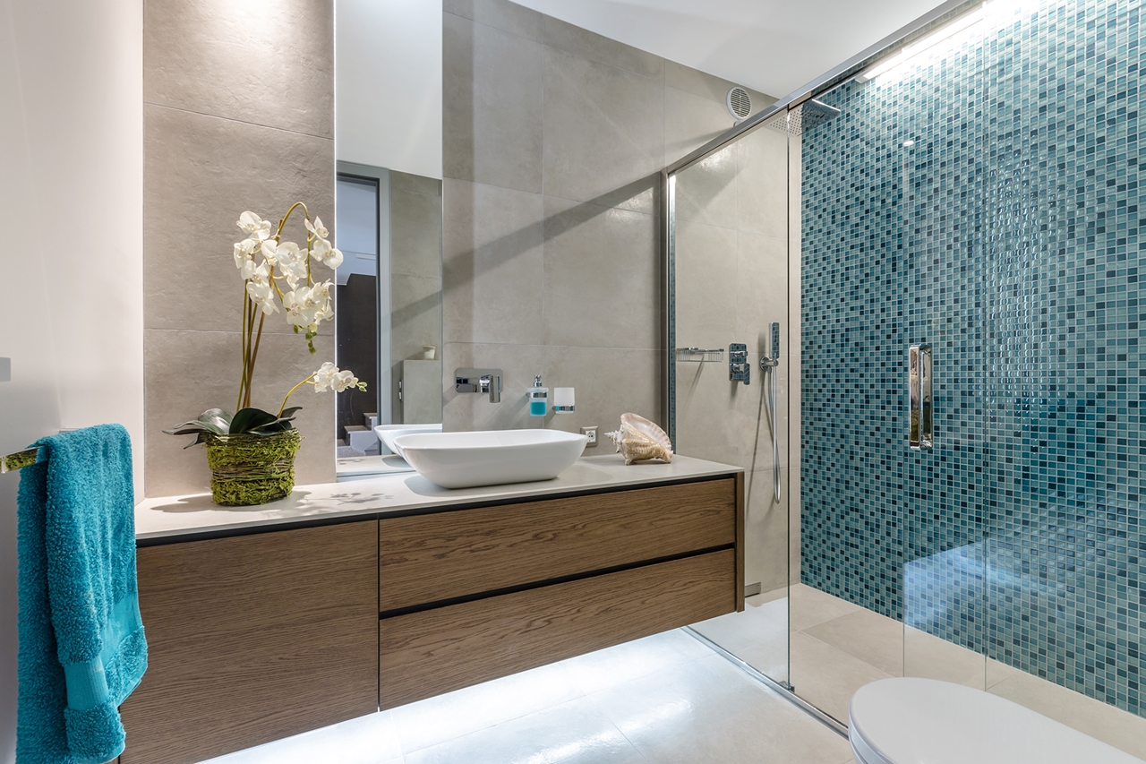 Brown and blue bathroom design by NG Studio