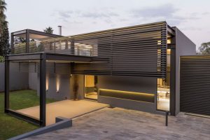 Modern facade in House Sar by Nico van der Meulen Architects