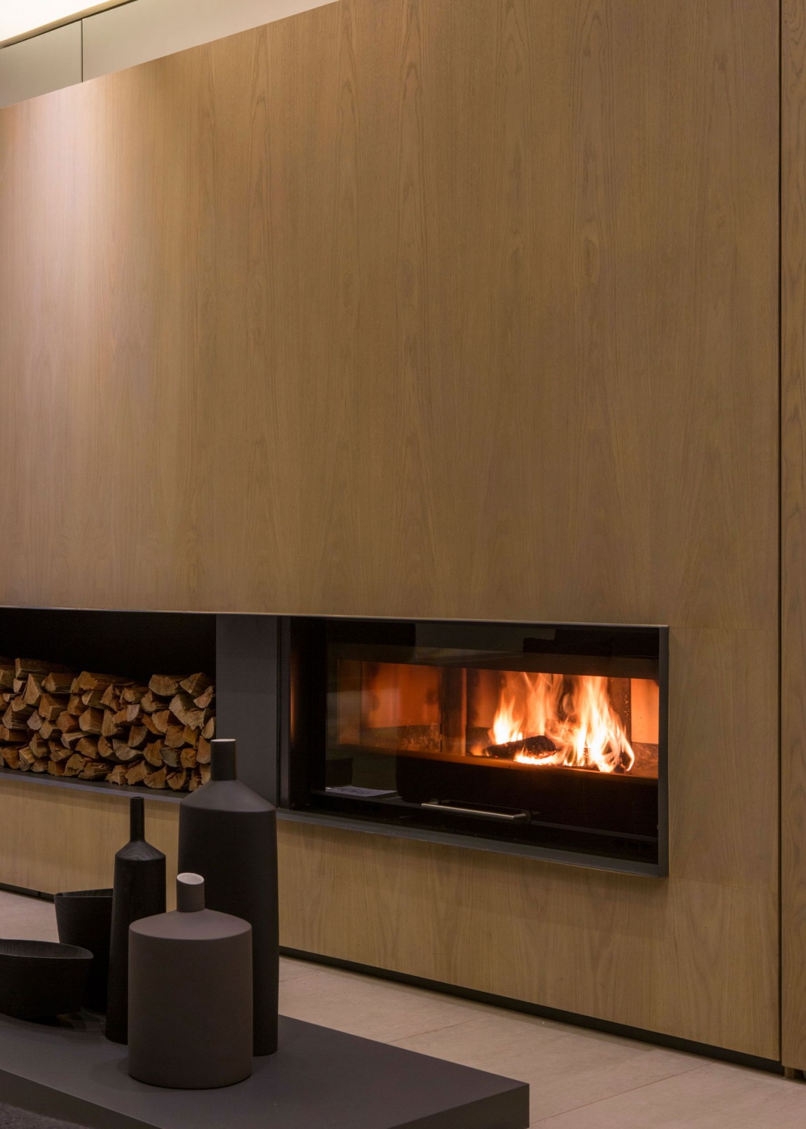 Modern fireplace in House Sar by Nico van der Meulen Architects