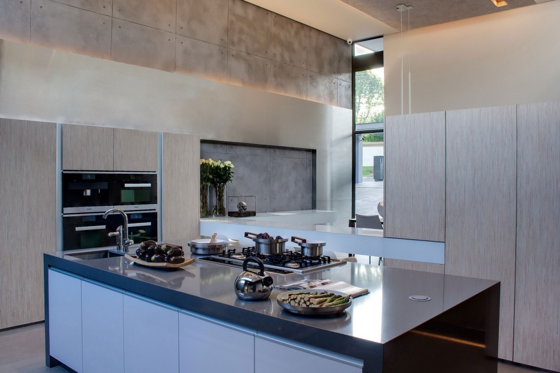 Modern kitchen inHouse Sar by Nico van der Meulen Architects