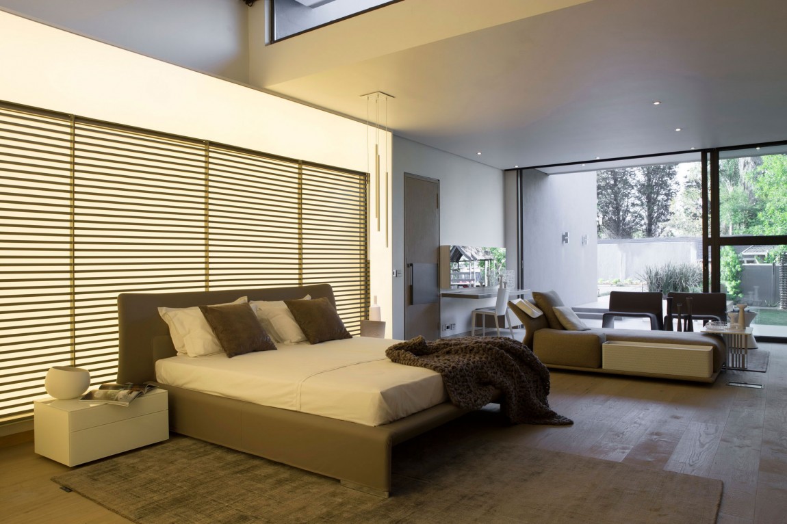 Master bedroom in House Sar by Nico van der Meulen Architects