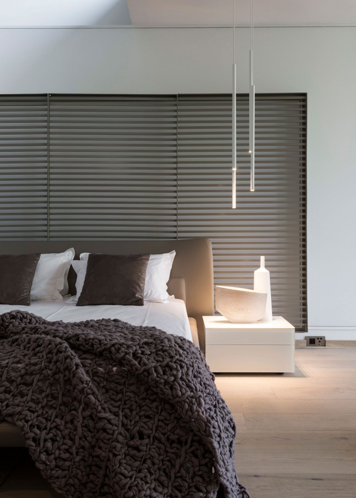 Brown modern bedroom in House Sar by Nico van der Meulen Architects