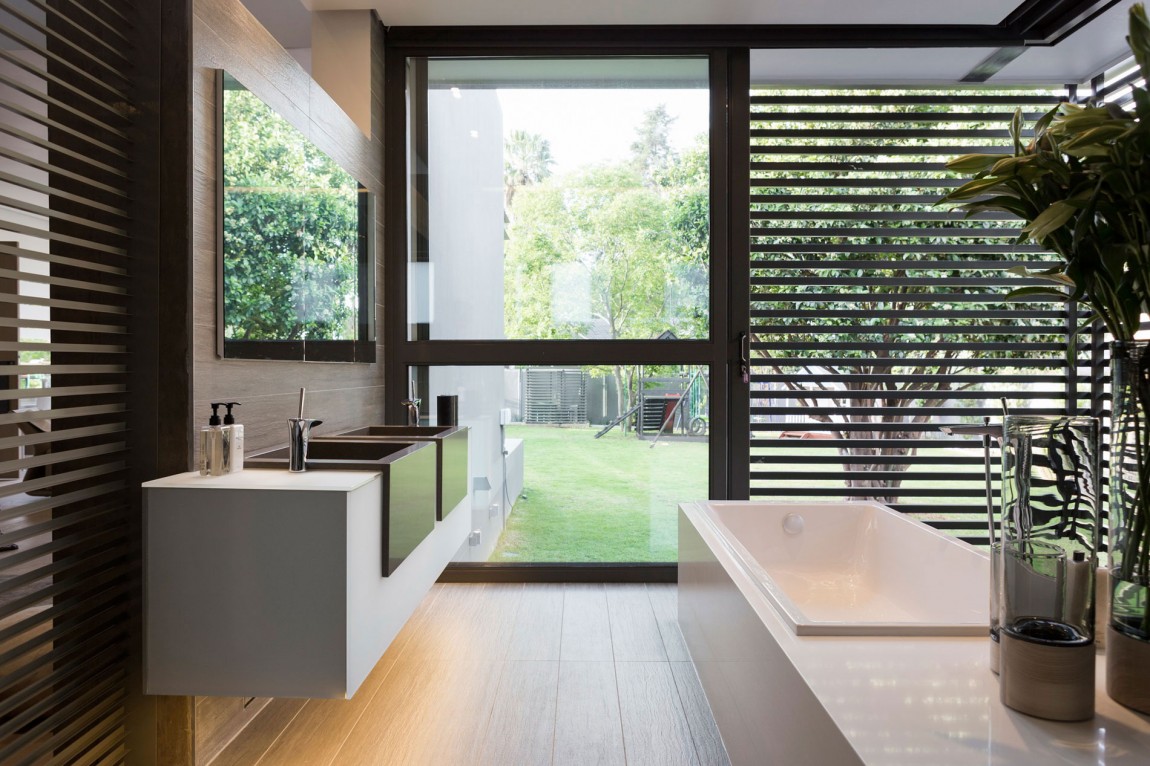 Bright bathroom in House Sar by Nico van der Meulen Architects