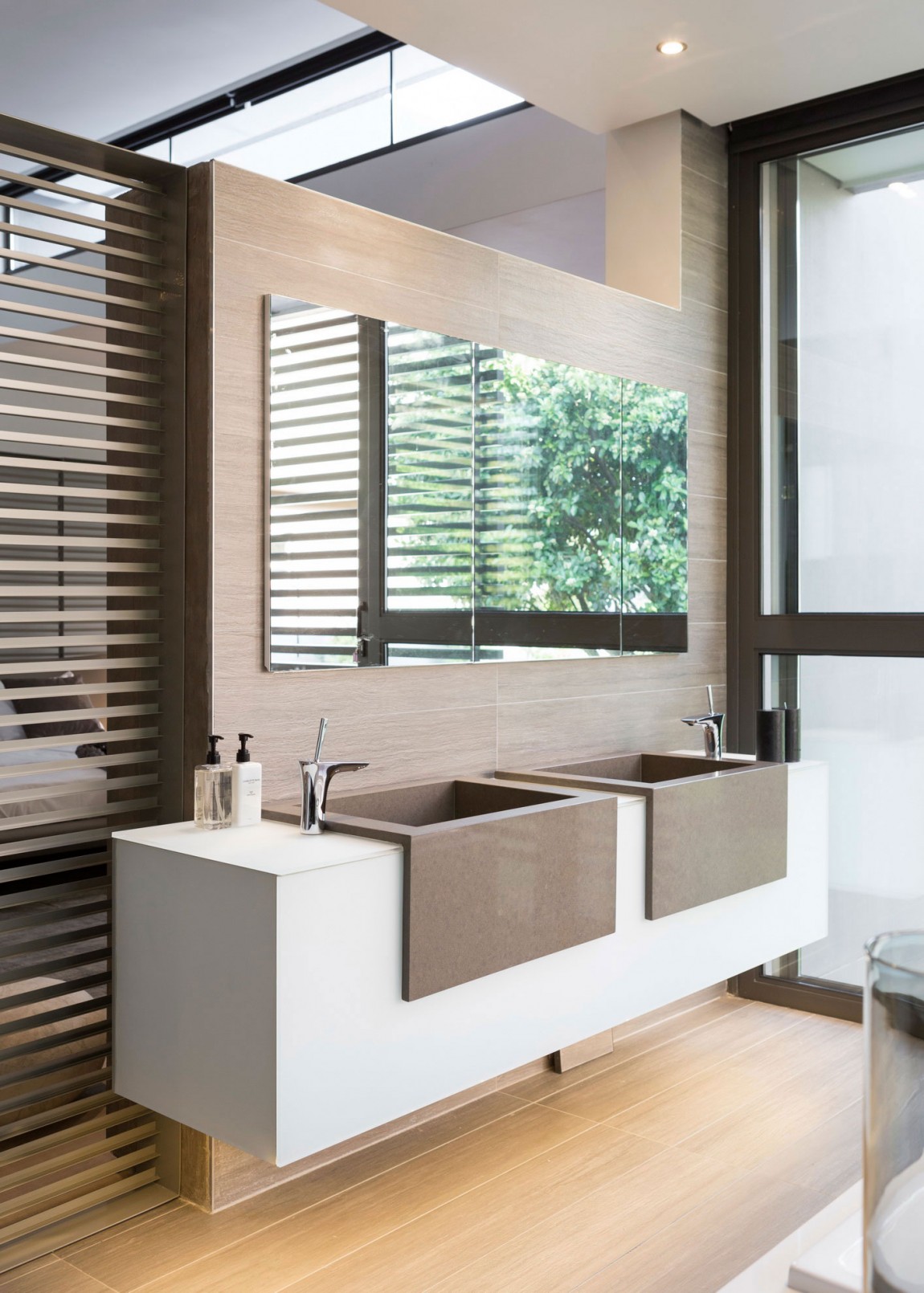 Modern sink in House Sar by Nico van der Meulen Architects