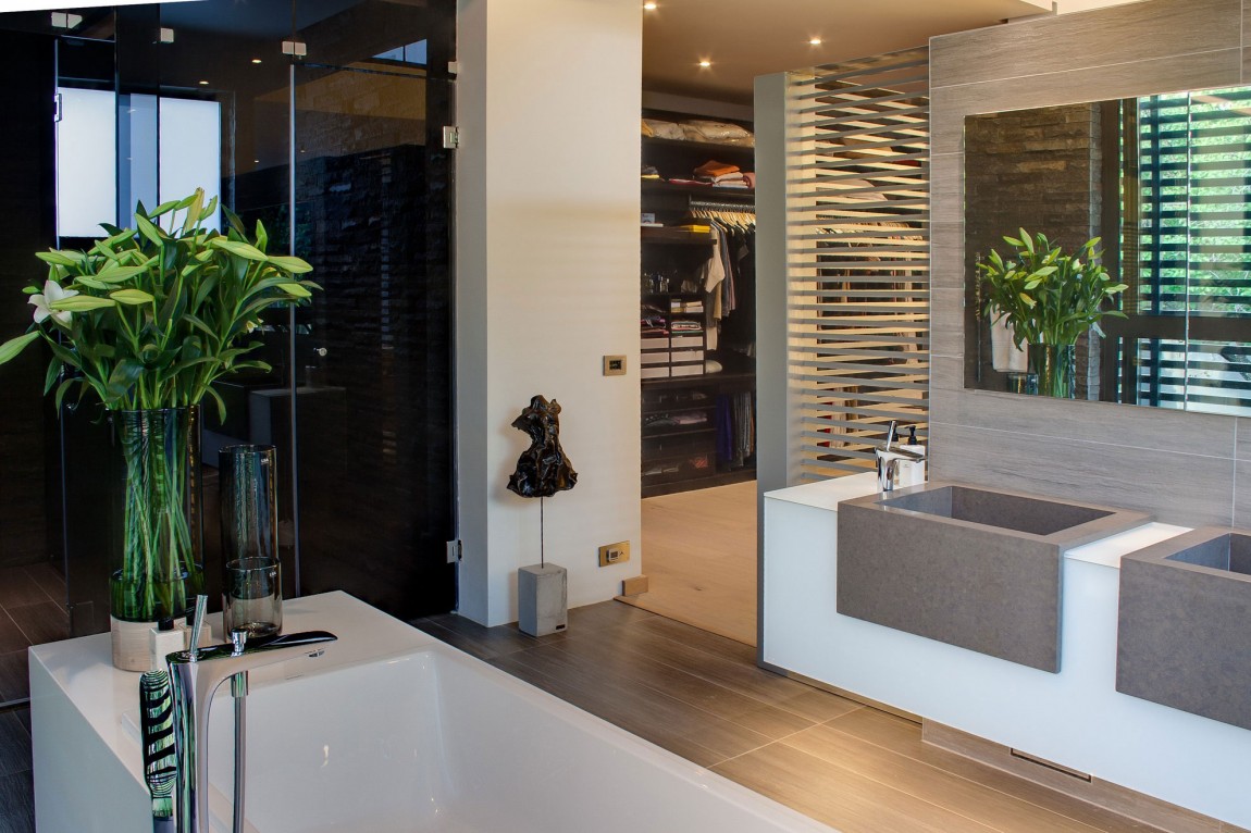 Beautiful bathroom in House Sar by Nico van der Meulen Architects