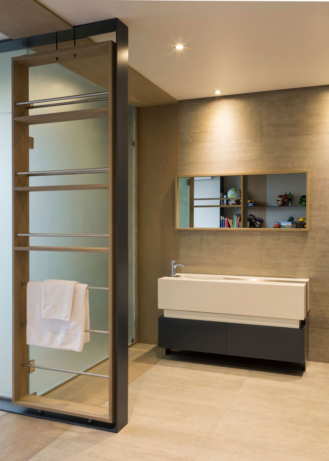 Modern bathroom furniture in House Sar by Nico van der Meulen Architects