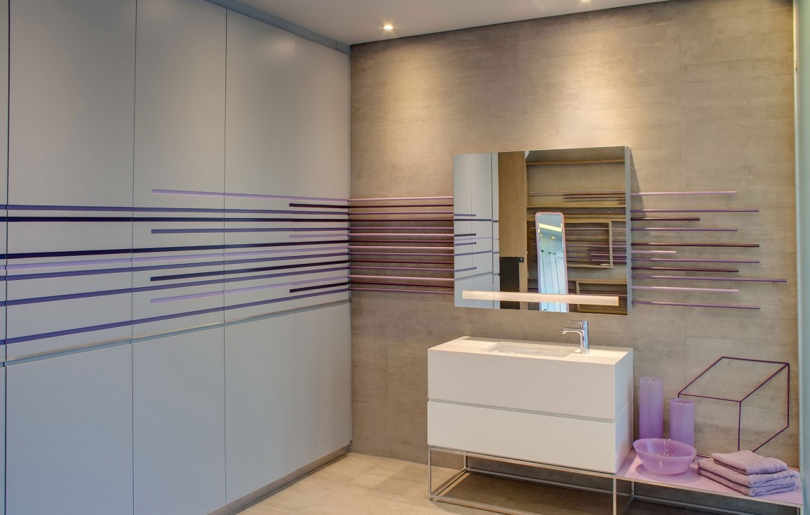 Modern bathroom furniture in House Sar by Nico van der Meulen Architects