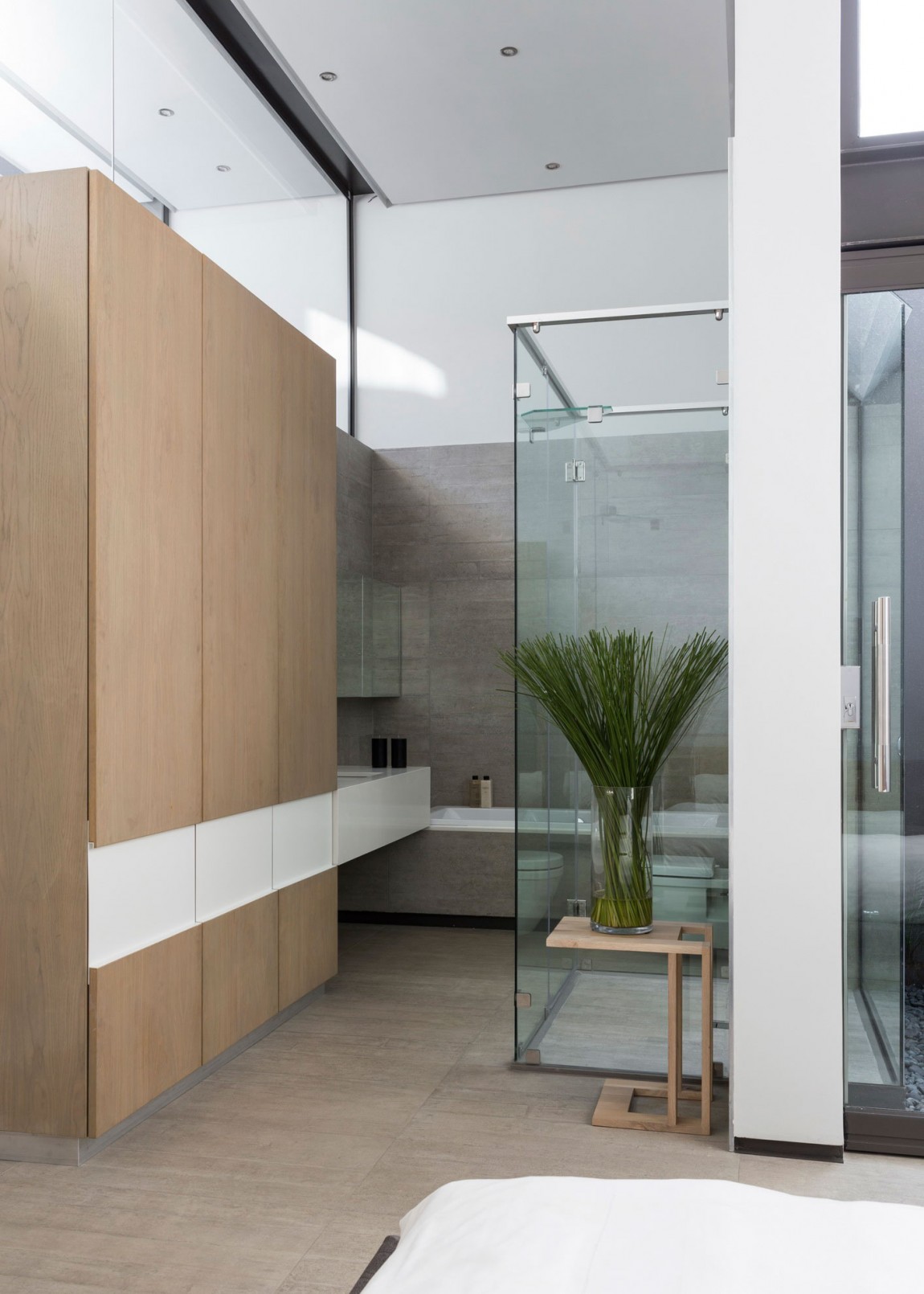 Modern bathroom in House Sar by Nico van der Meulen Architects