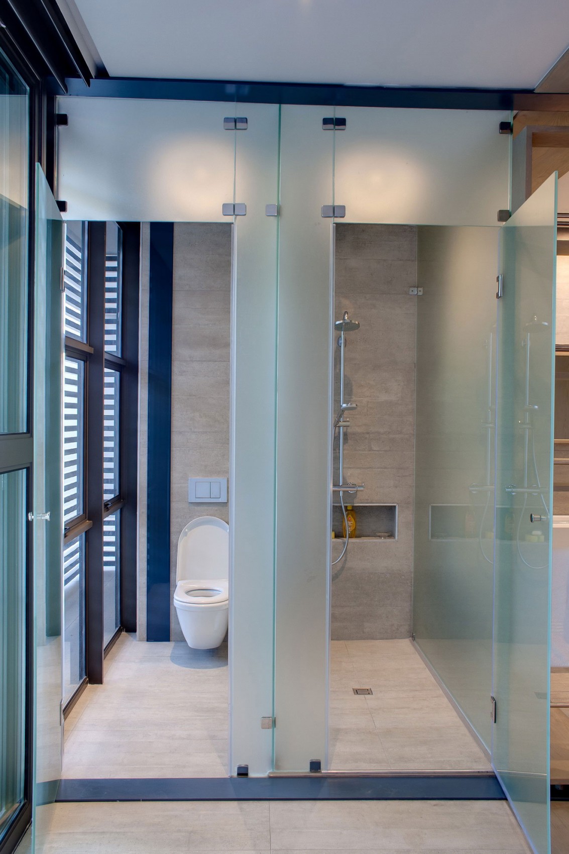 Modern bathroom in House Sar by Nico van der Meulen Architects