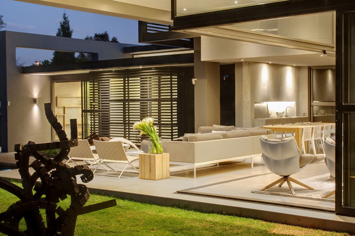 Terrace furniture in House Sar by Nico van der Meulen Architects