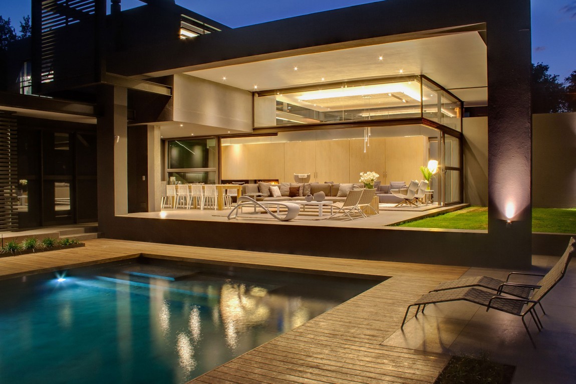 Terrace by the pool in House Sar by Nico van der Meulen Architects
