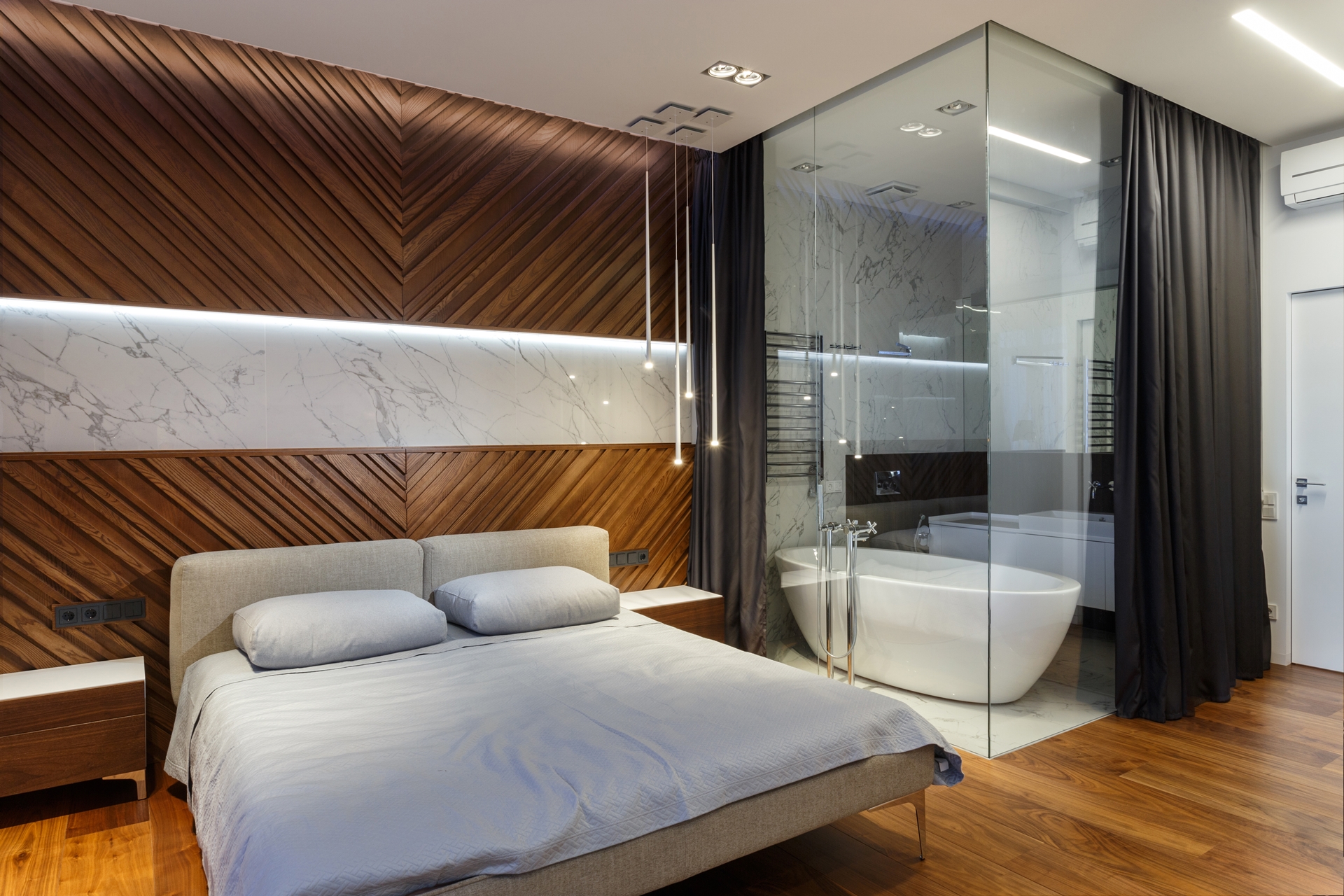 Glass bathroom wall by SVOYA studio