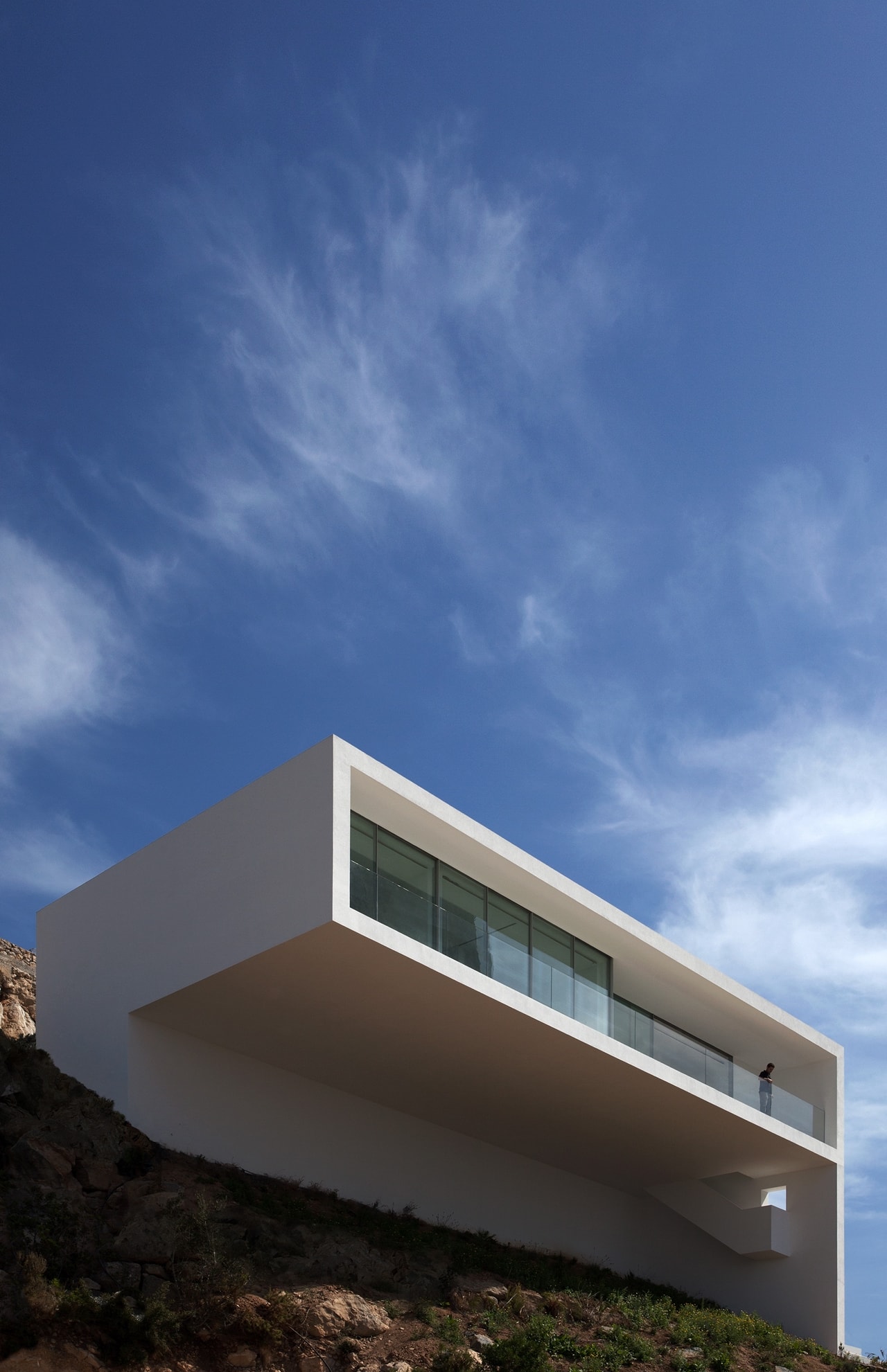 Minimalist house design: Breathtaking home on the cliffs of Valencia