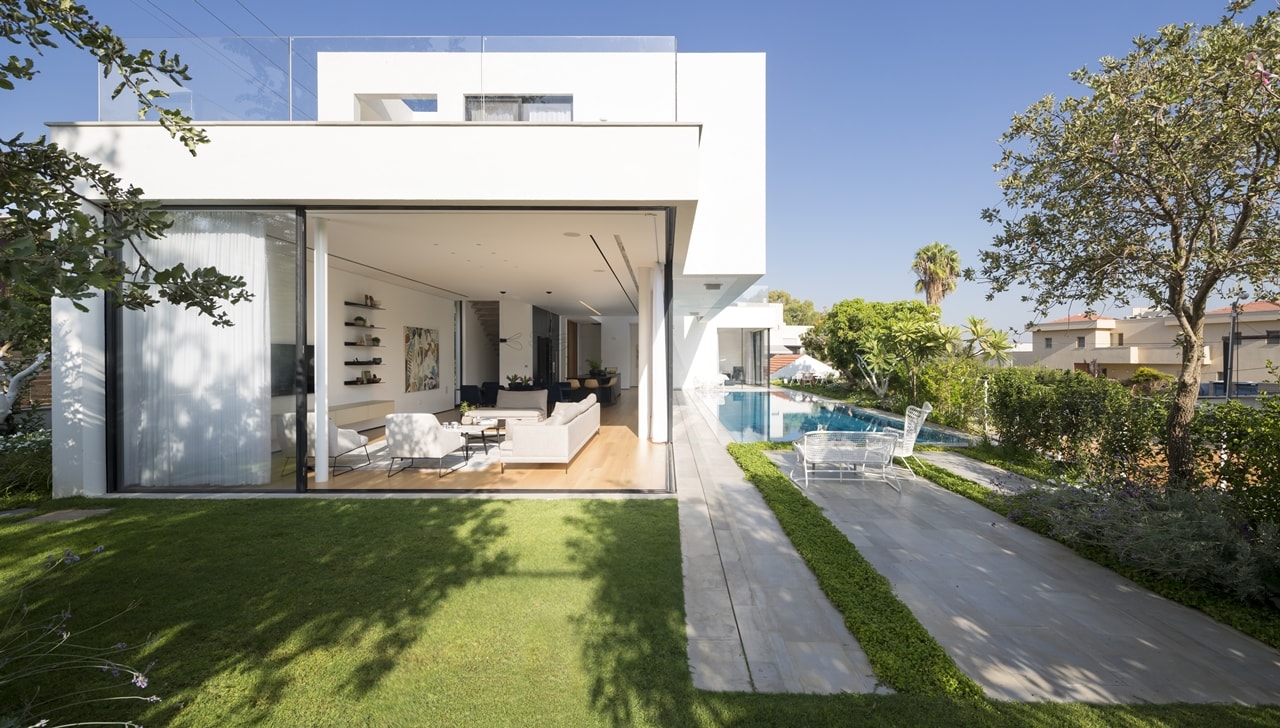 Facade of modern LB house by Shachar Rozenfeld Architects