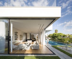 Open corner glass wall in modern LB house by Shachar Rozenfeld Architects