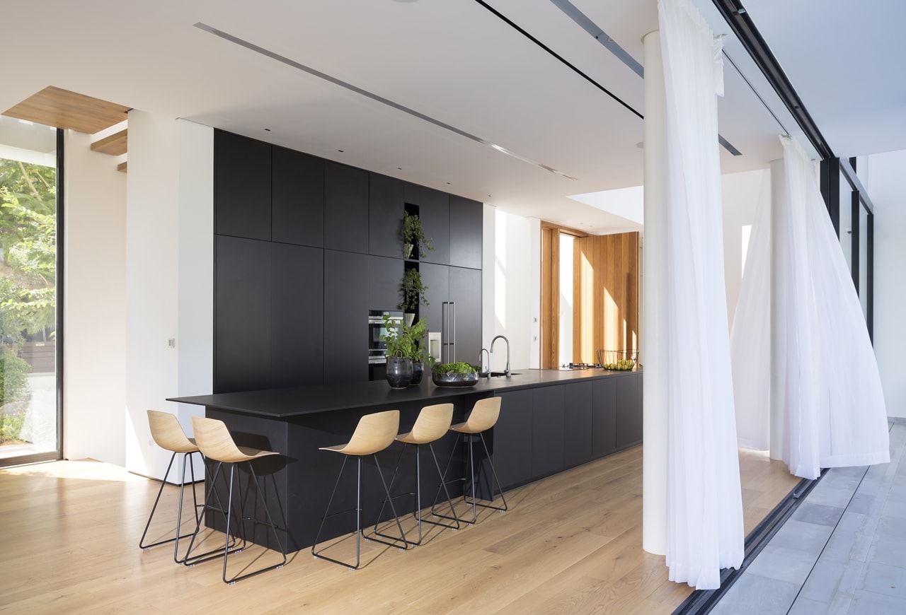 Black kitchen island in modern LB house by Shachar Rozenfeld Architects