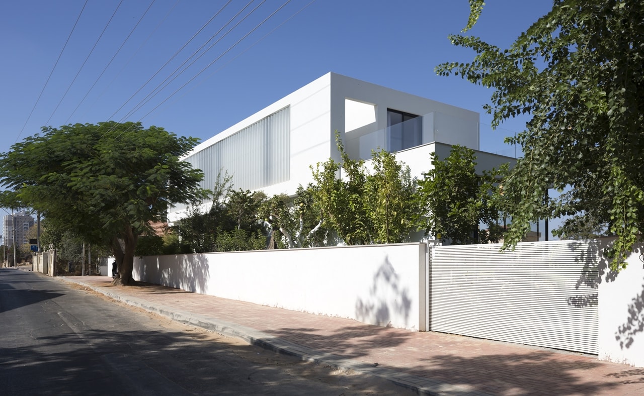 White facade of modern LB house by Shachar Rozenfeld Architects