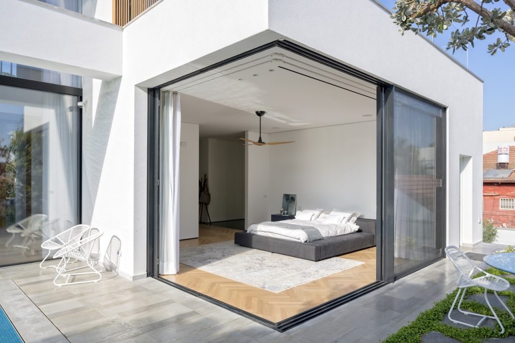 Sliding Glass Wall Used for Remarkable Indoor-Outdoor Connection ...