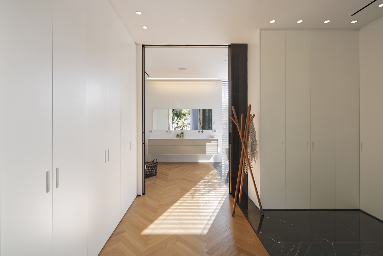 Hallway in modern LB house by Shachar Rozenfeld Architects