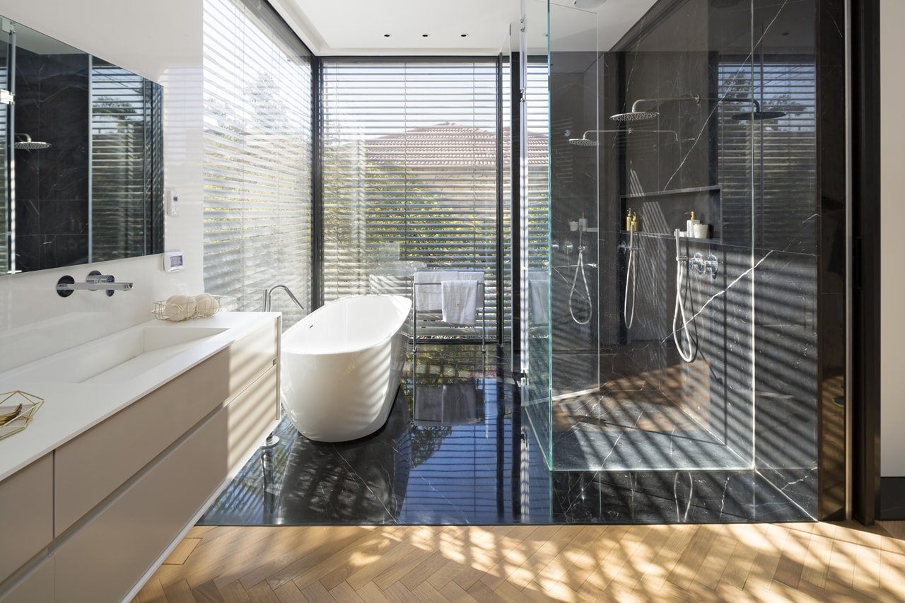 Modern bathroom in modern LB house by Shachar Rozenfeld Architects